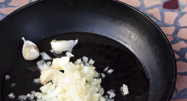 pochamos la cebolla con un poquito de sal