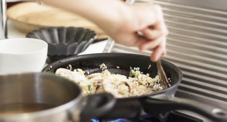 sofreímos un poco el arroz junto a las verduras