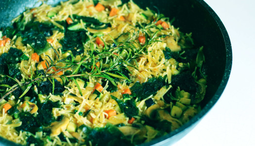 Fideuá de verduras y algas. Sabor a mar.