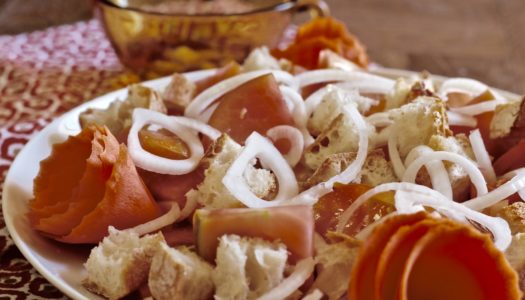 Ensalada de tomate, pan y ajo con truquete