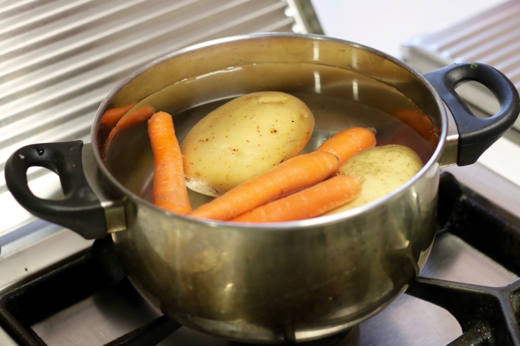 Cuece las patatas y las zanahorias. Sin pelar.